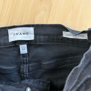 FRAME black skinny Jean with destroyed hemline